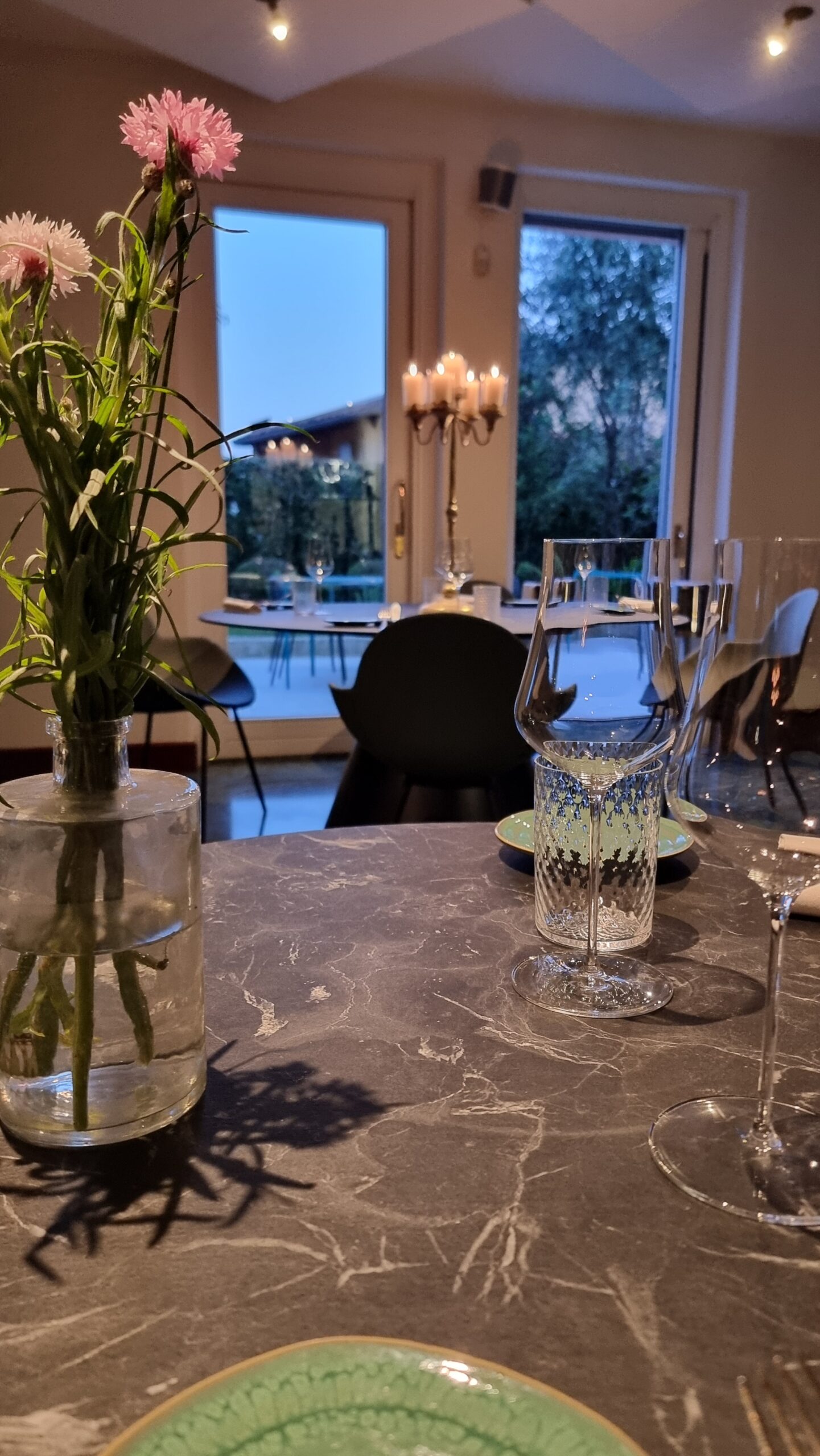 La Caprese di Mozzo Bergamo ristorante di cucina isolana dettagli della sala apparecchiata