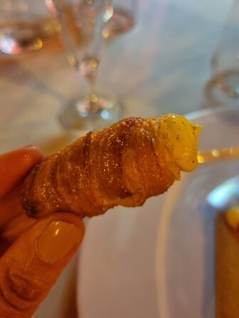 Cannolo con cream pasticcera e bacche di vaniglia Da Vittorio ristorante