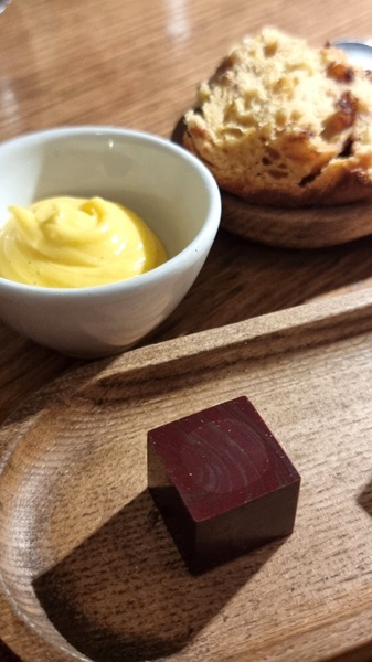 cioccolatno, ciotola in ceramica con crema mascarpone e fetta di panettone