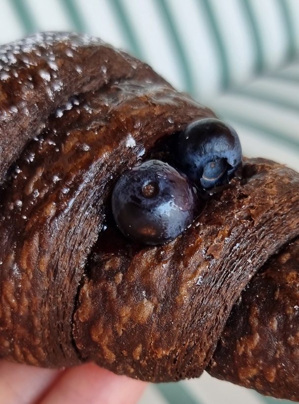 Croissant al cacao con marmellata di mirtilli e mirtilli freschi