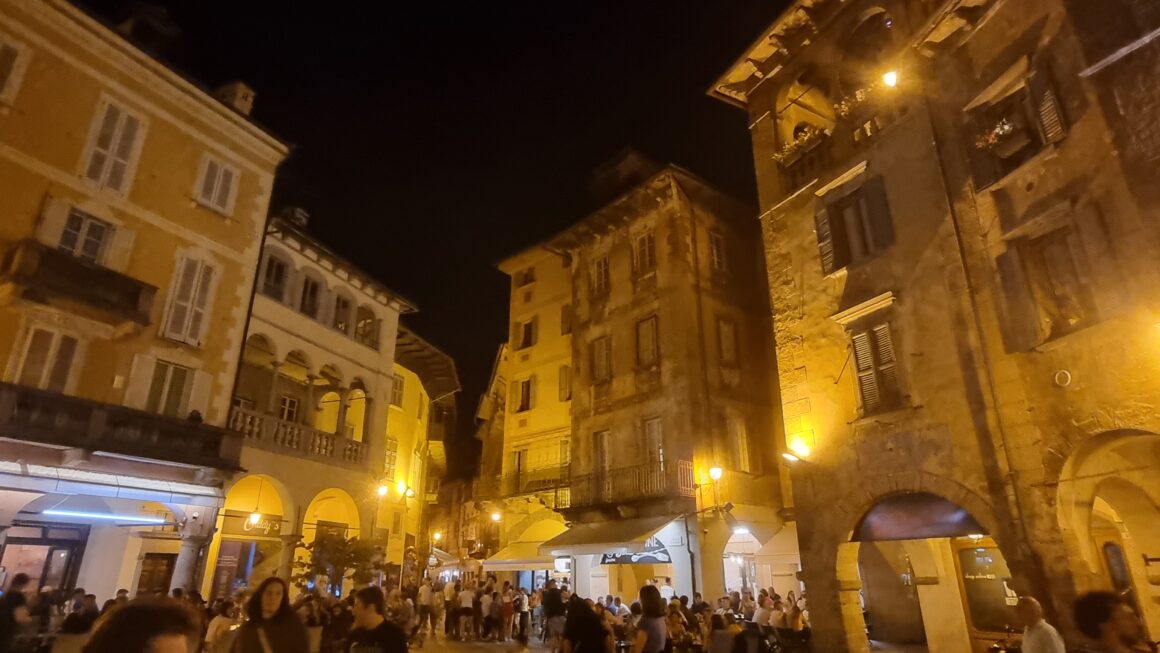 Domodossola, Verbania - Piazza mercato nel centro della città illuminata di sera