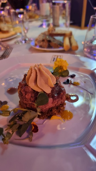 Tartare di capriolo con cialda e riduzione al vecchio di crampiolo, con germogli e fiori eduli
