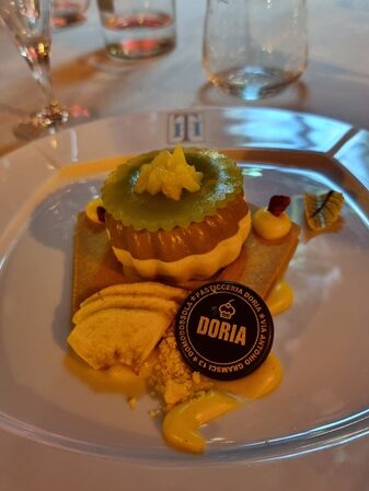 dolce con frolla a forma di pentagono, cialda di cioccolato fondente e bavarese di cioccolato della pasticceria doria di domodossola