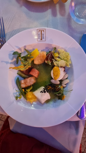 Il piatto di Norman Berini e Stefano Allegranza pesce crudo marinato e cotto su crema di piselli, bacelli di piselli, fiori eduli, arancia
