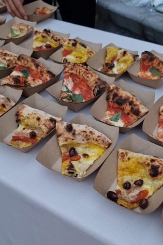 Pizze Margherita, Assoluto di cipolla e pizza con crema di peperoni e olive taggiasche di Francesco Catapano Pizzeria Le Coccinelle