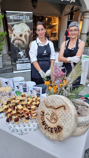 Formaggio d'alpeggio Monscera 2024 con fichi freschi e persone dell'azienda agricola Della Piazza produttori