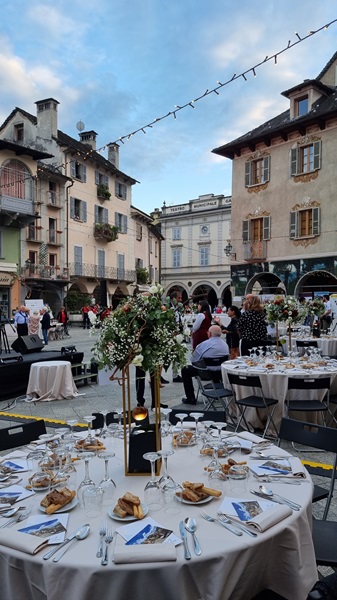 Domodossola piazza Mercato con tavoli pronti per la cena benefica Domosofia Gourmet del 2 settembre 2024