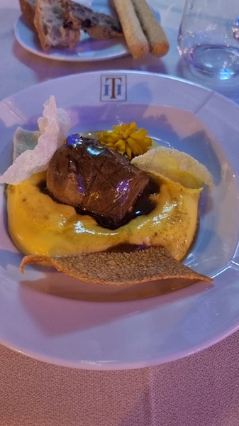 purè di patate di Beura con zafferano, guancetta di vitello brasata e cialde di riso bianco e integrale