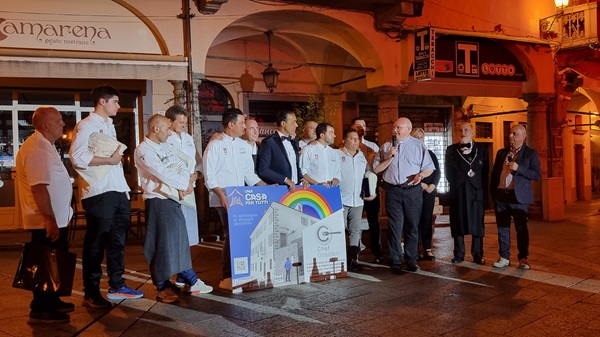 Gli chef con il sindaco di Domodossola e il parroco Don Vincenzo Barone in Piazza Mercato per raccontare il progetto Una casa per tutti, a cui si contribuisce con la cena di beneficenza