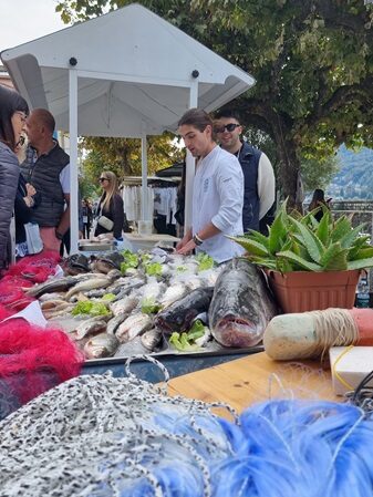 Reti di pescatori e professionisti raccontano come valorizzare in cucina il pesce di lago e di acqua dolce a Gente di Lago e Di Fiume 2024 sul Lago Maggiore