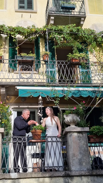 Cantanti lirici che cantano da un balcone di una casa sull?isola dei Pescatori in occasione di Gente Di Lago e Di Fiume 2024 sul Lago Maggiore