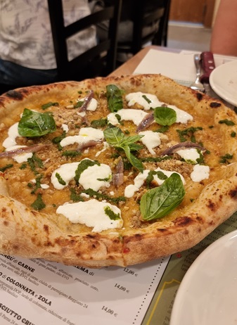 Pizza con pomodori gialli, basilico, stracciatella, alici e tarallo sbriciolato di Glory POP Milano