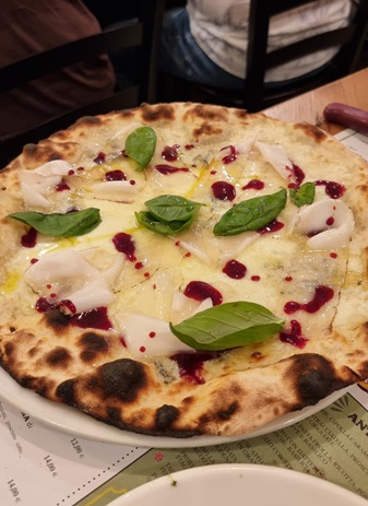 Pizza 180gr base croccante con gorgonzola, basilico, Lardo di Colonnata DOP, frutti rossi di pizzeria Glory POP a Milano