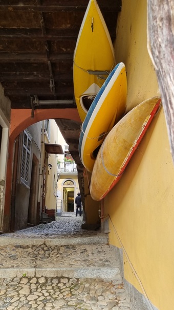 Scorcio di una delle stradine dell'Isola dei Pescatori sul Lago Maggiore