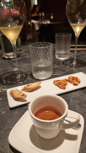 Il caffé servito con croccante e cantucci di propria produzione La Caprese dal 1975 a Mozzo Bergamo