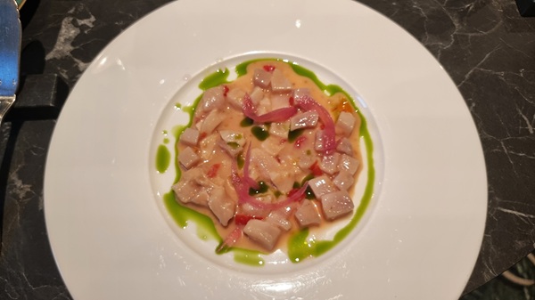 Cevice di pesce spada con olio al prezzemolo e cipolla agrodolce La Caprese di Mozzo Bergamo