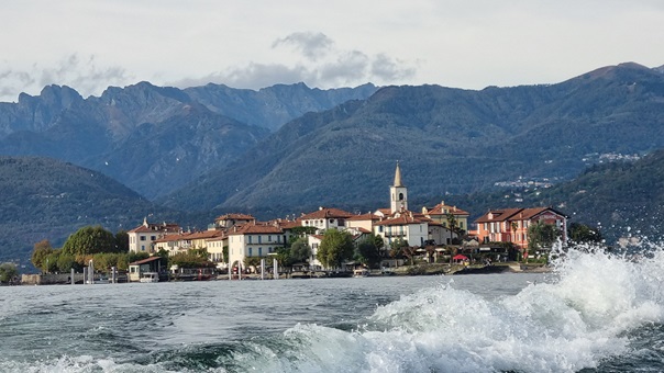 Isola dei Pescatori nel Lago Maggiore vista dal motoscafo
