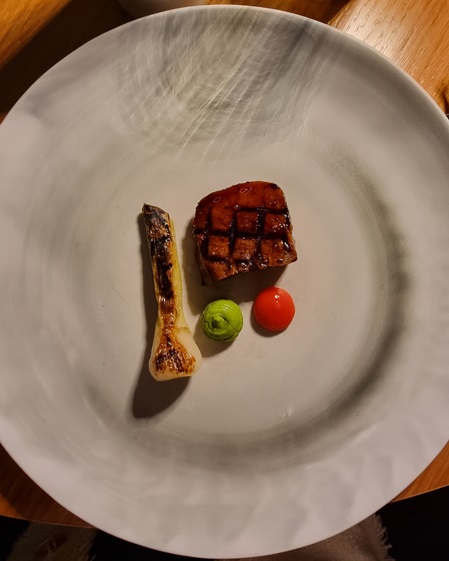 Scaloppa di lingua di manzo al barbecue, salsa verde e bagnetto rosso al peperone, cipollotto arrosto ristorante Borgia Milano chef Giacomo Lovato