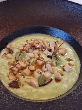 Risotto Carnaroli Riserva San Massimo con burro al prezzemolo e fungi cardoncelli di Norman Berini Locanda Le Vie del Borgo Toceno Verbania