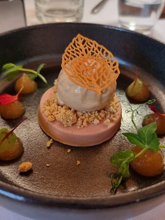 Composizione di foie gras in due consistenze con cialda e composta di mele cotogne e cannella dello chef Norman Berini Locanda Le Vie del Borgo Toceno