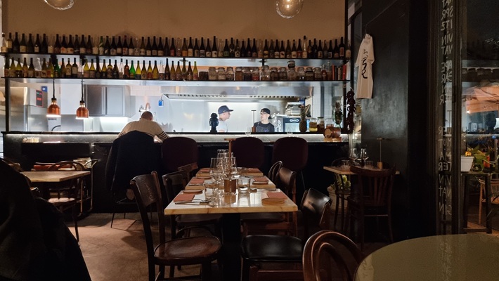 Cucina a vista di un ristorante con chef che cucinano sullo sfondo