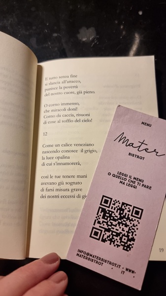 menu in un ristorante come segnalibro di un libro
