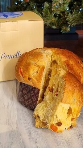 Panettone tradizionale con arancia candita e uvetta su un tavolo
