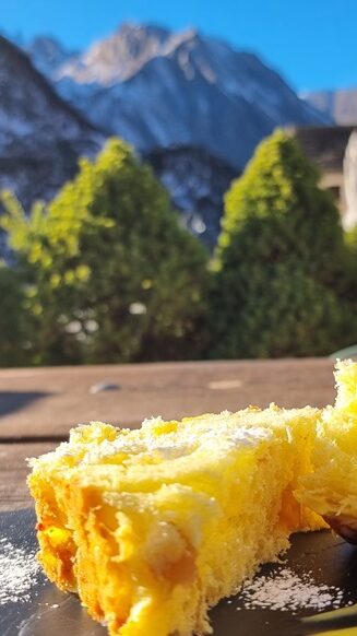 fetta di panettone su tavolo con sfondo di montagne
