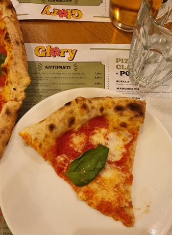 Trancio di pizza Margherita impasto POP di Glory POP pizzeria Milano zona Wagner