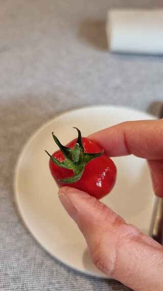 Pomodorino creato con panzanella toscana e gelatina di pomodoro esterna ristorante Gustare Oltrecucina