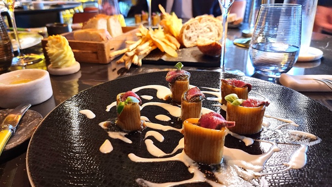Pacchero ossolano con fonduta di formaggio servito su piatto elegante ristorante Atelier a Domodossola