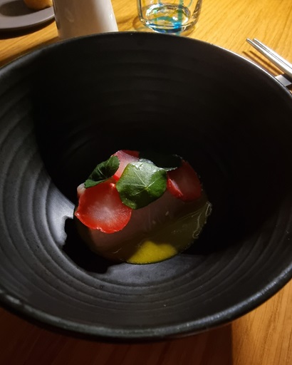 Sashimi di ricciola, crescione d’acqua, sesamo e ravanello marinato all’aceto in piatto nero opaco menu Psyche Borgia Milano restaurant