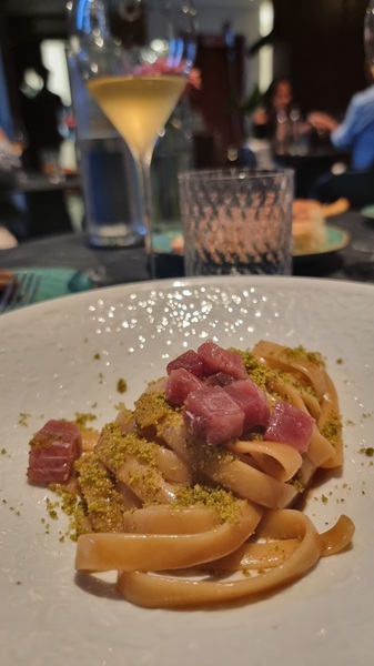 Fettuccine di grani antichi con crudo di tonno La Caprese di Mozzo Bergamo
