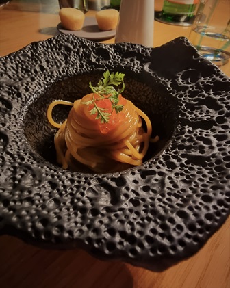 Tagliolini freschi all’uovo con brodo di trota e uova di trota croccanti Giacomo Lovato chef Borgia Milano Restaurant menu Psyche