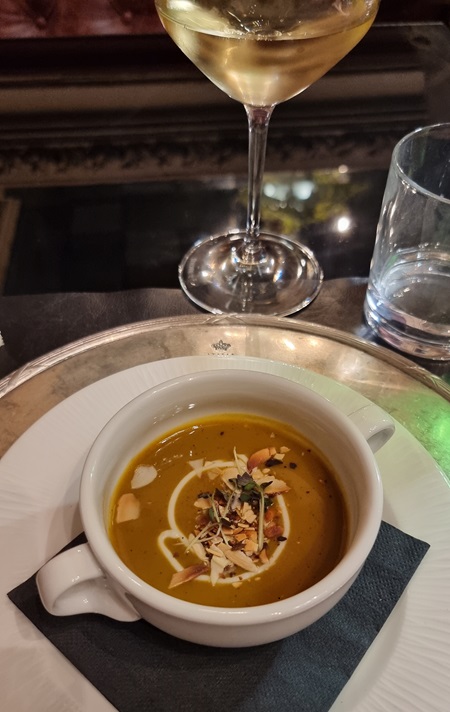Ricetta vellutata di zucca con semi di zucca croccanti e zucca alla brace Caffè delle Rose Bistrot Verbania